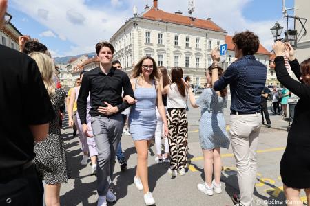 Kamnik danes v znamenju maturantske četvorke, v kateri je zaplesalo preko 200 maturantk in maturantov (34)